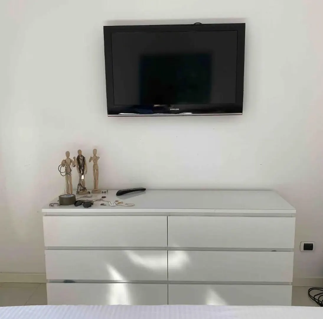 Entire House - Cute And Modern Flat, Very Well Connected To The City Center Milan Apartment